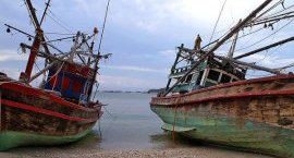 Рыболовецкие корабли на пляже Ко Сиченг Ко Сичанг